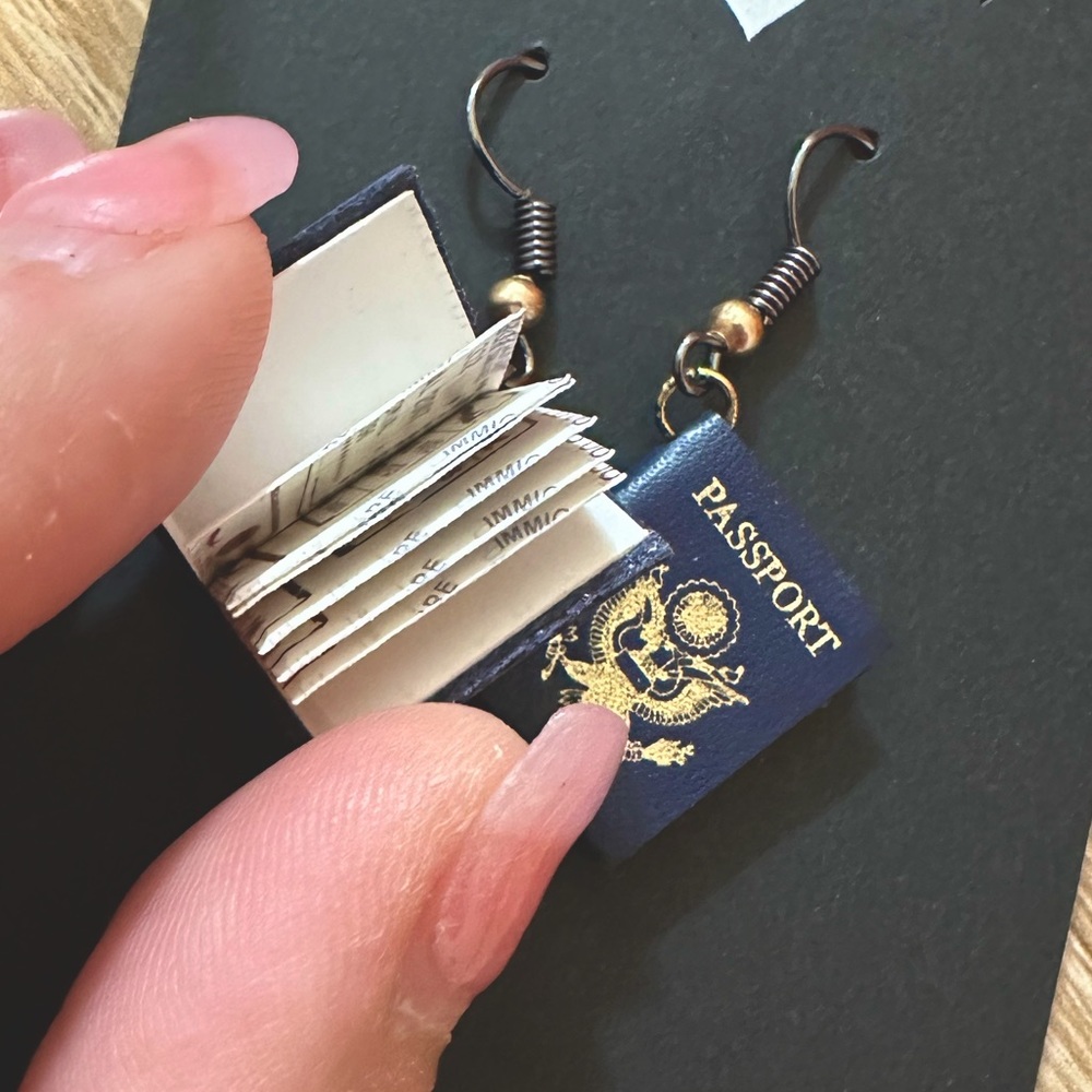Passport earrings - Picture 2 of 3